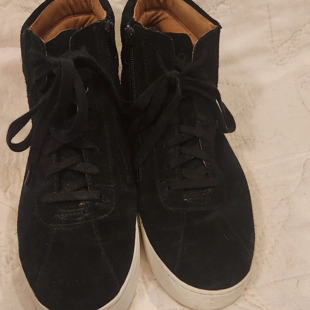 Vionic - Picture 3 of 5